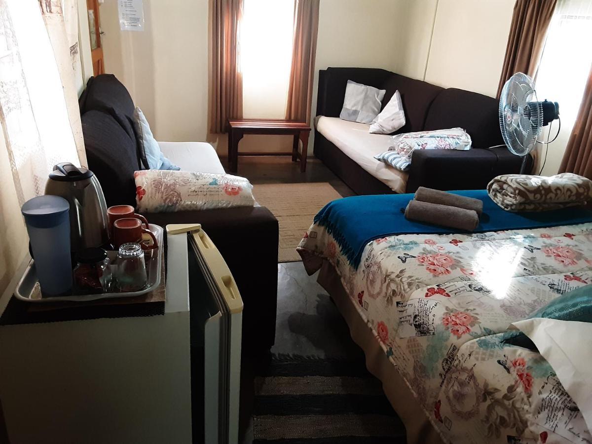 Kai-Oms Backpackers Lodge 아웃조 외부 사진